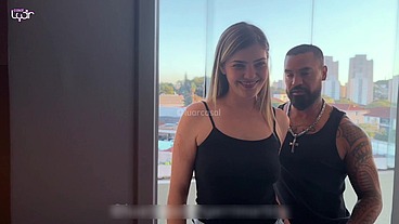 MARIDO CHEGA EM CASA E ENCONTRA ESPOSA COM MASSAGISTA