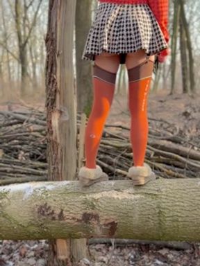 Flashing a pussy in the park while passing boys watch