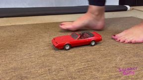 Sneaker-Girl Akira & Kleo - Toy Car Challenge