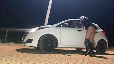 MACHO SAFADO FUDENDO O CUZINHO DA PUTA NA RUA