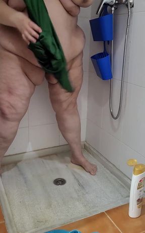 Coolmarina. She Pisses the Fat in the Shower and Then Cleans Herself Well