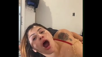 Ruiva safada fica brincando com bucetinha at&eacute_ o marido chegar e arrega&ccedil_a ela e gozar na cara da puta