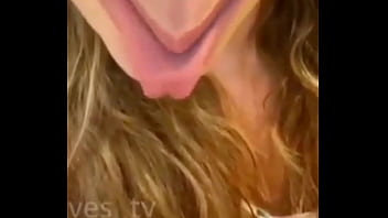 Luara pagando peitinho