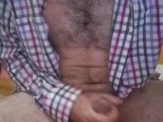 Me habro la camisa y me corro en mi pecho