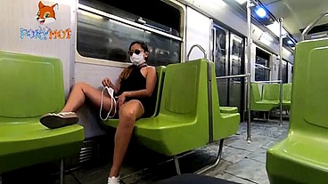 travesuras en el metro de la ciudad en cuarentena, me desnudo y me masturbo