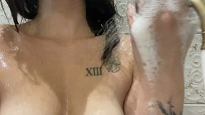 comme si tu etais une petite mouche dans la douche. petit voyeur je te vois ...