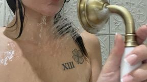 comme si tu etais une petite mouche dans la douche. petit voyeur je te vois ...