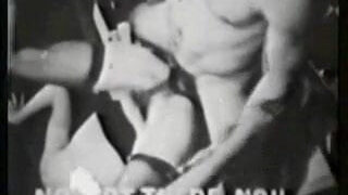 Puta vintage recibe una paliza en el culo y luego chupa la polla con avidez