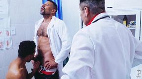 enfermeiro e doutor comendo o medico arrombado dentro do consultorio