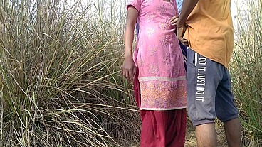 पत्नी बाहर लकड़ी इकठ्ठा कर पति ने बोला आज बाहर चोदाई करते है देसी हिंदी सेक्स वीडियो