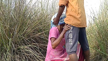 पत्नी बाहर लकड़ी इकठ्ठा कर पति ने बोला आज बाहर चोदाई करते है देसी हिंदी सेक्स वीडियो