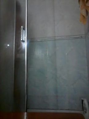 Very horny in the bath