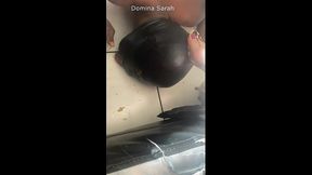 je fais nettoyer le sol par ma chienne black avec sa langue en maintenant sa ...