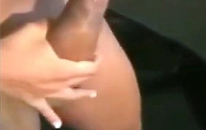 Boneca peituda exibindo a anaconda