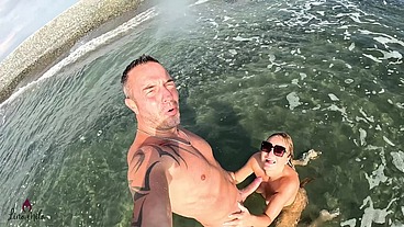 WILD OUTDOOR EXTREME?! AMATEUR WELLENFICK ORGASMUS MITTEN IM MEER!