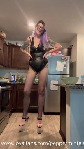 7’3 Giantess Cooks in her Tiny Kitchen - French Toast