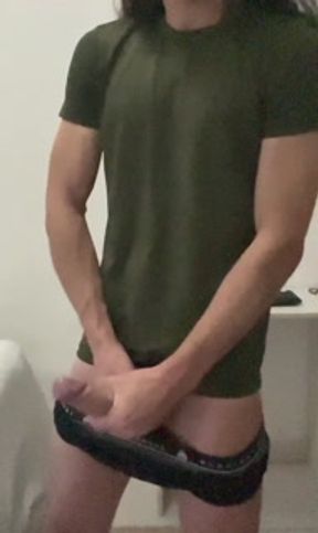 roludo batendo uma punheta e gozando