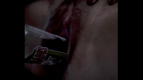 Je joue avec une bouteille de d&rsquo_esp&eacute_rantos sur mon canap&eacute_