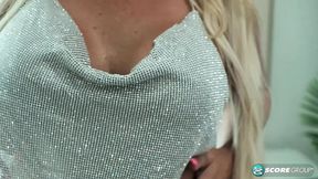 Busty wife and mom Preston Lee &mdash;  41 &mdash;  has something to show