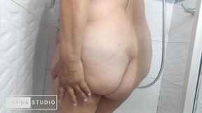 mientras esta en la ducha aprovecho para que me vena desnuda con mi culo grande y mis grandes tetas, quieres ver lo que tengo preparado para ti en este video porno amateur, en casa sola madura