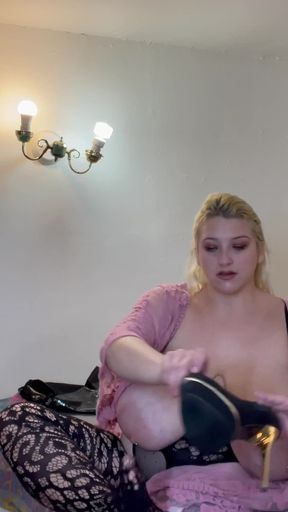 Cambria Curves is a huge tits exhibitionist