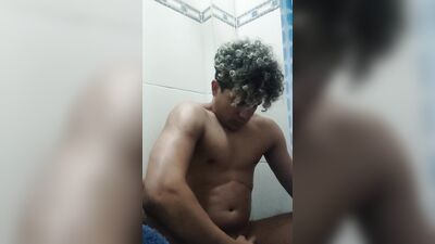 cachondo corriendose cayendo semen sobre la camara