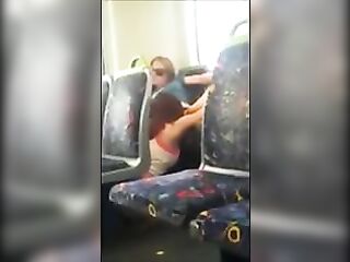 Bella fighetta la lecca alla sua ragazza in treno