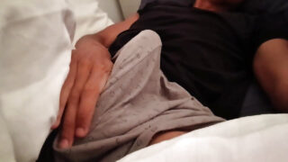Des mecs chauds qui s’embrassent et prennent des charges de creampie