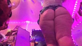 Giantess MILF PAWG gets all Oily
