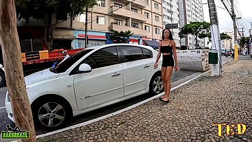A novinha faz sexo oral dentro do McDonald em troca de um lanche - Liz Santos