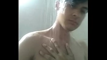 Pendejo ba&ntilde_&aacute_ndose