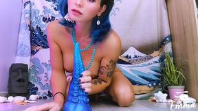 tgirl emma vai takes a huge dildo deep