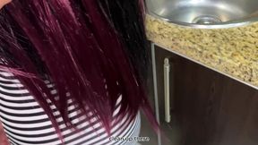 mi hermosa hijastra limpiando la cocina en vestido sexy y ajustado con su gran culo caliente que no puedo dejar de mirarlo