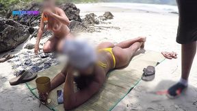 eu e thay fizemos a alegria de mais um vendedor na praia...