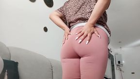 Cute PAWG Farting in Leggings