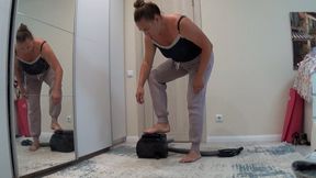 Pulling out and winding the vacuum cleaner cord 2 b