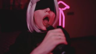 ニーア オートマタの 2B コスプレイヤーが大きな黒人チンポに仮想フェラをする