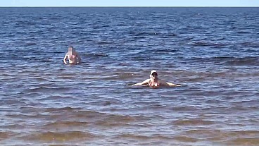 Nimble mature mommy has fun with young guys on the beach)))