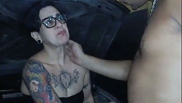Nerd vai na oficina pedir ajuda