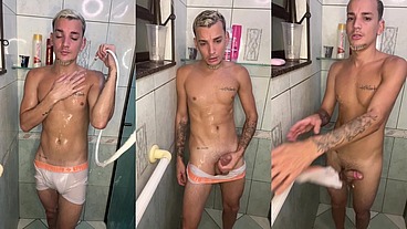 Novinho flagrado tomando banho batendo uma até gozar muito