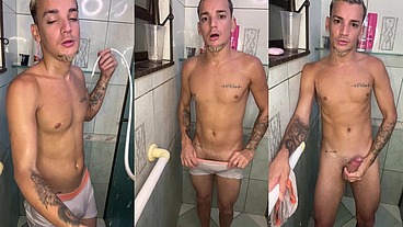 Novinho flagrado tomando banho batendo uma até gozar muito