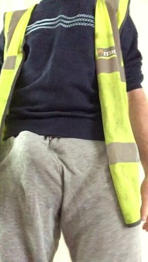 Scally builder&#039;s bulge in grey sweatpants and hi vis