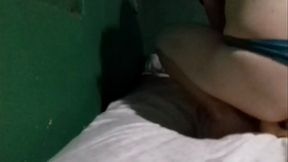 Monica sentando gostoso no consolo sabor chocolate