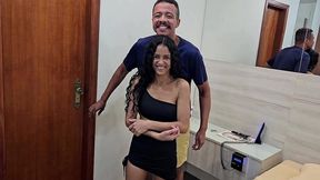 a novinha pequenininha deixou o dotado botar no cu a vontade e acabou toda gozada