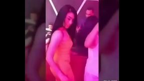 Adela tanori bailando