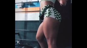 Manuelly Melo dan&ccedil_ando funk de shortinho na academia