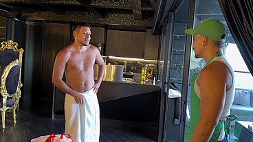 Macho dotado fudendo repartidor safado no halloween