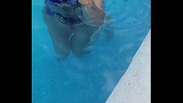 Esposa abandonada en piscina tiene sexo con desconocido