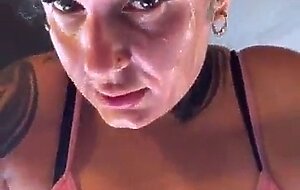 Na academia quase fui expulsa por esta com uma mina blusinha! fiquei toda suada que escorria