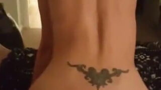 Domowy film przedstawiający amerykańską dziwkę biorącą kutasa z dupy do ust